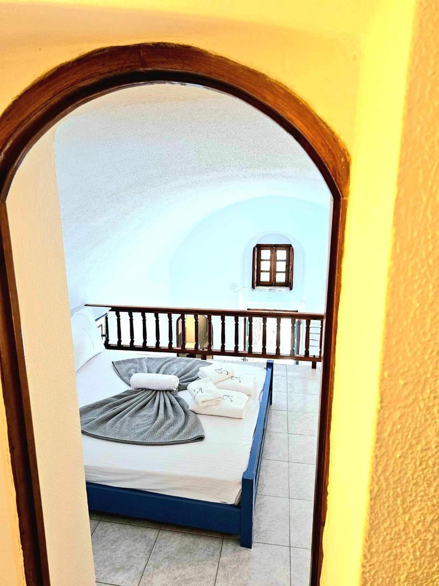 Amphitheater Cave Houses Fira  Exterior photo